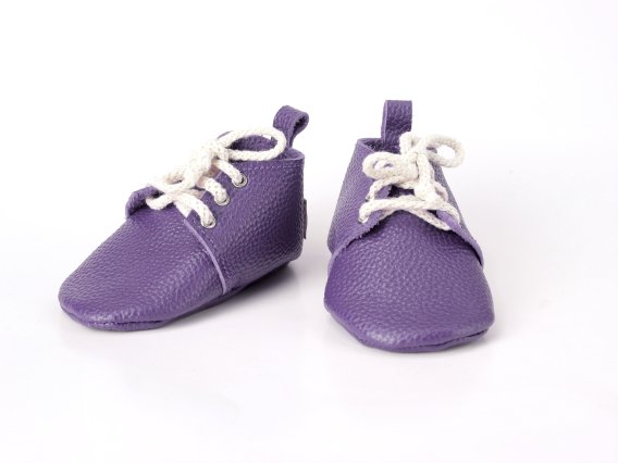 Genuine leather lilac baby shoe soft sole handmade infant moccasins zapato bebé lila cuero genuino suela blanda echtes Leder flieder Baby Schuh weiche Sohle handgefertigt chaussure bébé lilas cuir véritable semelle souple fait main scarpa neonato lillà pelle vera suola morbida artigianale echt leren lila babyschoen zachte zool handgemaakt 淡紫色真皮婴儿鞋软底 ライラック本革ベビーシューズソフトソール बैंगनी असली चमड़ा बच्चे का जूता नरम حذاء طفل جلد أرجواني ناعم sapato bebê lilás couro legítimo macio 라일락 천연 가죽 베이비 슈즈 소프트