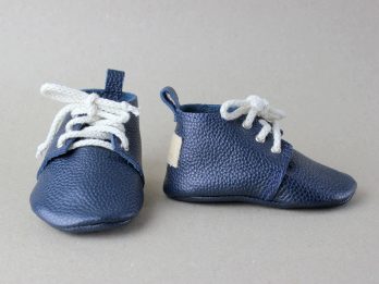 Navy blue leather baby shoe moccasins soft sole handmade zapatos bebé azul marino cuero mocasines dunkelblau Leder Baby Schuhe Mokassins weich chaussures bébé bleu marine cuir mocassins semelle souple scarpe neonato blu navy pelle mocassini suola morbida donkerblauw leren babyschoen moccasins zachte zool 海军蓝皮革婴儿鞋软底 ネイビーブルーレザーベビーシューズモカシン नेवी ब्लू चमड़ा बच्चे के जूते नरम حذاء طفل جلد أزرق كحلي ناعم sapato bebê couro azul marinho sola macia 네이비 블루 가죽 베이비 슈즈 모카신