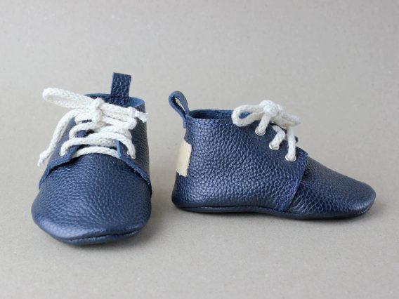 Navy blue leather baby shoe moccasins soft sole handmade zapatos bebé azul marino cuero mocasines dunkelblau Leder Baby Schuhe Mokassins weich chaussures bébé bleu marine cuir mocassins semelle souple scarpe neonato blu navy pelle mocassini suola morbida donkerblauw leren babyschoen moccasins zachte zool 海军蓝皮革婴儿鞋软底 ネイビーブルーレザーベビーシューズモカシン नेवी ब्लू चमड़ा बच्चे के जूते नरम حذاء طفل جلد أزرق كحلي ناعم sapato bebê couro azul marinho sola macia 네이비 블루 가죽 베이비 슈즈 모카신 Navy blue leather baby shoe moccasins soft sole handmade zapatos bebé azul marino cuero mocasines dunkelblau Leder Baby Schuhe Mokassins weich chaussures bébé bleu marine cuir mocassins semelle souple scarpe neonato blu navy pelle mocassini suola morbida donkerblauw leren babyschoen moccasins zachte zool 海军蓝皮革婴儿鞋软底 ネイビーブルーレザーベビーシューズモカシン नेवी ब्लू चमड़ा बच्चे के जूते नरम حذاء طفل جلد أزرق كحلي ناعم sapato bebê couro azul marinho sola macia 네이비 블루 가죽 베이비 슈즈 모카신
