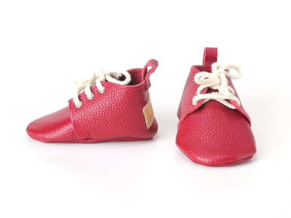 Red leather baby moccasins shoes soft sole handmade infant zapatos bebé rojos cuero mocasines suela blanda rote Leder Baby Mokassins weiche Sohle handgefertigt chaussures bébé rouges cuir mocassins semelle souple scarpe neonato rosse pelle mocassini suola morbida artigianale rode leren baby moccasins zachte zool 红色皮革婴儿鞋软底 赤いレザーベビーモカシンソフトソール लाल चमड़ा बच्चे के जूते नरम حذاء طفل جلد أحمر ناعم sapato bebê vermelho couro sola macia 레드 가죽 베이비 모카신 소프트