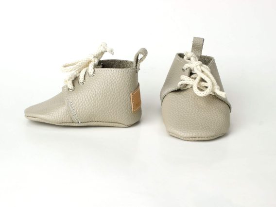 Handmade Cream Genuine Leather Baby Moccasins Shoes Patucos bebé cuero natural crema artesanal Weiche Leder Babyschuhe Creme Chaussons bébé cuir crème fait main Scarpine neonato pelle crema artigianali Baby mocassins crèmewit leer 手工米色真皮婴儿学步鞋 クリーム色の本革ベビーモカシン क्रीम रंग के असली लेदर बेबी जूते حذاء أطفال موكاسين جلد طبيعي كريمي Sapatinho bebê couro legítimo creme 크림 컬러 천연 가죽 아기 모카신 Handmade Cream Genuine Leather Baby Moccasins Shoes Patucos bebé cuero natural crema artesanal Weiche Leder Babyschuhe Creme Chaussons bébé cuir crème fait main Scarpine neonato pelle crema artigianali Baby mocassins crèmewit leer 手工米色真皮婴儿学步鞋 クリーム色の本革ベビーモカシン क्रीम रंग के असली लेदर बेबी जूते حذاء أطفال موكاسين جلد طبيعي كريمي Sapatinho bebê couro legítimo creme 크림 컬러 천연 가죽 아기 모카신