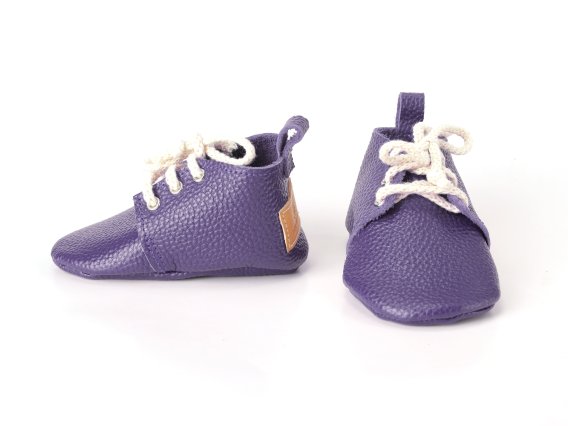 Genuine leather lilac baby shoe soft sole handmade infant moccasins zapato bebé lila cuero genuino suela blanda echtes Leder flieder Baby Schuh weiche Sohle handgefertigt chaussure bébé lilas cuir véritable semelle souple fait main scarpa neonato lillà pelle vera suola morbida artigianale echt leren lila babyschoen zachte zool handgemaakt 淡紫色真皮婴儿鞋软底 ライラック本革ベビーシューズソフトソール बैंगनी असली चमड़ा बच्चे का जूता नरम حذاء طفل جلد أرجواني ناعم sapato bebê lilás couro legítimo macio 라일락 천연 가죽 베이비 슈즈 소프트