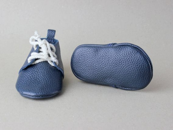 Navy blue leather baby shoe moccasins soft sole handmade zapatos bebé azul marino cuero mocasines dunkelblau Leder Baby Schuhe Mokassins weich chaussures bébé bleu marine cuir mocassins semelle souple scarpe neonato blu navy pelle mocassini suola morbida donkerblauw leren babyschoen moccasins zachte zool 海军蓝皮革婴儿鞋软底 ネイビーブルーレザーベビーシューズモカシン नेवी ब्लू चमड़ा बच्चे के जूते नरम حذاء طفل جلد أزرق كحلي ناعم sapato bebê couro azul marinho sola macia 네이비 블루 가죽 베이비 슈즈 모카신 Navy blue leather baby shoe moccasins soft sole handmade zapatos bebé azul marino cuero mocasines dunkelblau Leder Baby Schuhe Mokassins weich chaussures bébé bleu marine cuir mocassins semelle souple scarpe neonato blu navy pelle mocassini suola morbida donkerblauw leren babyschoen moccasins zachte zool 海军蓝皮革婴儿鞋软底 ネイビーブルーレザーベビーシューズモカシン नेवी ब्लू चमड़ा बच्चे के जूते नरम حذاء طفل جلد أزرق كحلي ناعم sapato bebê couro azul marinho sola macia 네이비 블루 가죽 베이비 슈즈 모카신