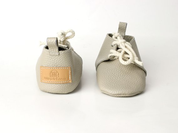 Handmade Cream Genuine Leather Baby Moccasins Shoes Patucos bebé cuero natural crema artesanal Weiche Leder Babyschuhe Creme Chaussons bébé cuir crème fait main Scarpine neonato pelle crema artigianali Baby mocassins crèmewit leer 手工米色真皮婴儿学步鞋 クリーム色の本革ベビーモカシン क्रीम रंग के असली लेदर बेबी जूते حذاء أطفال موكاسين جلد طبيعي كريمي Sapatinho bebê couro legítimo creme 크림 컬러 천연 가죽 아기 모카신 Handmade Cream Genuine Leather Baby Moccasins Shoes Patucos bebé cuero natural crema artesanal Weiche Leder Babyschuhe Creme Chaussons bébé cuir crème fait main Scarpine neonato pelle crema artigianali Baby mocassins crèmewit leer 手工米色真皮婴儿学步鞋 クリーム色の本革ベビーモカシン क्रीम रंग के असली लेदर बेबी जूते حذاء أطفال موكاسين جلد طبيعي كريمي Sapatinho bebê couro legítimo creme 크림 컬러 천연 가죽 아기 모카신