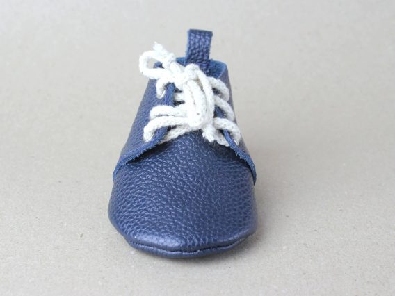 Navy blue leather baby shoe moccasins soft sole handmade zapatos bebé azul marino cuero mocasines dunkelblau Leder Baby Schuhe Mokassins weich chaussures bébé bleu marine cuir mocassins semelle souple scarpe neonato blu navy pelle mocassini suola morbida donkerblauw leren babyschoen moccasins zachte zool 海军蓝皮革婴儿鞋软底 ネイビーブルーレザーベビーシューズモカシン नेवी ब्लू चमड़ा बच्चे के जूते नरम حذاء طفل جلد أزرق كحلي ناعم sapato bebê couro azul marinho sola macia 네이비 블루 가죽 베이비 슈즈 모카신 Navy blue leather baby shoe moccasins soft sole handmade zapatos bebé azul marino cuero mocasines dunkelblau Leder Baby Schuhe Mokassins weich chaussures bébé bleu marine cuir mocassins semelle souple scarpe neonato blu navy pelle mocassini suola morbida donkerblauw leren babyschoen moccasins zachte zool 海军蓝皮革婴儿鞋软底 ネイビーブルーレザーベビーシューズモカシン नेवी ब्लू चमड़ा बच्चे के जूते नरम حذاء طفل جلد أزرق كحلي ناعم sapato bebê couro azul marinho sola macia 네이비 블루 가죽 베이비 슈즈 모카신