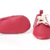 Red leather baby moccasins shoes soft sole handmade infant zapatos bebé rojos cuero mocasines suela blanda rote Leder Baby Mokassins weiche Sohle handgefertigt chaussures bébé rouges cuir mocassins semelle souple scarpe neonato rosse pelle mocassini suola morbida artigianale rode leren baby moccasins zachte zool 红色皮革婴儿鞋软底 赤いレザーベビーモカシンソフトソール लाल चमड़ा बच्चे के जूते नरम حذاء طفل جلد أحمر ناعم sapato bebê vermelho couro sola macia 레드 가죽 베이비 모카신 소프트