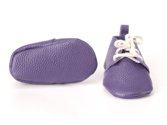 Genuine leather lilac baby shoe soft sole handmade infant moccasins zapato bebé lila cuero genuino suela blanda echtes Leder flieder Baby Schuh weiche Sohle handgefertigt chaussure bébé lilas cuir véritable semelle souple fait main scarpa neonato lillà pelle vera suola morbida artigianale echt leren lila babyschoen zachte zool handgemaakt 淡紫色真皮婴儿鞋软底 ライラック本革ベビーシューズソフトソール बैंगनी असली चमड़ा बच्चे का जूता नरम حذاء طفل جلد أرجواني ناعم sapato bebê lilás couro legítimo macio 라일락 천연 가죽 베이비 슈즈 소프트