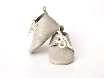 Handmade Cream Genuine Leather Baby Moccasins Shoes Patucos bebé cuero natural crema artesanal Weiche Leder Babyschuhe Creme Chaussons bébé cuir crème fait main Scarpine neonato pelle crema artigianali Baby mocassins crèmewit leer 手工米色真皮婴儿学步鞋 クリーム色の本革ベビーモカシン क्रीम रंग के असली लेदर बेबी जूते حذاء أطفال موكاسين جلد طبيعي كريمي Sapatinho bebê couro legítimo creme 크림 컬러 천연 가죽 아기 모카신 Handmade Cream Genuine Leather Baby Moccasins Shoes Patucos bebé cuero natural crema artesanal Weiche Leder Babyschuhe Creme Chaussons bébé cuir crème fait main Scarpine neonato pelle crema artigianali Baby mocassins crèmewit leer 手工米色真皮婴儿学步鞋 クリーム色の本革ベビーモカシン क्रीम रंग के असली लेदर बेबी जूते حذاء أطفال موكاسين جلد طبيعي كريمي Sapatinho bebê couro legítimo creme 크림 컬러 천연 가죽 아기 모카신