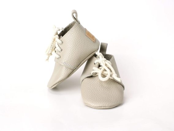 Handmade Cream Genuine Leather Baby Moccasins Shoes Patucos bebé cuero natural crema artesanal Weiche Leder Babyschuhe Creme Chaussons bébé cuir crème fait main Scarpine neonato pelle crema artigianali Baby mocassins crèmewit leer 手工米色真皮婴儿学步鞋 クリーム色の本革ベビーモカシン क्रीम रंग के असली लेदर बेबी जूते حذاء أطفال موكاسين جلد طبيعي كريمي Sapatinho bebê couro legítimo creme 크림 컬러 천연 가죽 아기 모카신 Handmade Cream Genuine Leather Baby Moccasins Shoes Patucos bebé cuero natural crema artesanal Weiche Leder Babyschuhe Creme Chaussons bébé cuir crème fait main Scarpine neonato pelle crema artigianali Baby mocassins crèmewit leer 手工米色真皮婴儿学步鞋 クリーム色の本革ベビーモカシン क्रीम रंग के असली लेदर बेबी जूते حذاء أطفال موكاسين جلد طبيعي كريمي Sapatinho bebê couro legítimo creme 크림 컬러 천연 가죽 아기 모카신