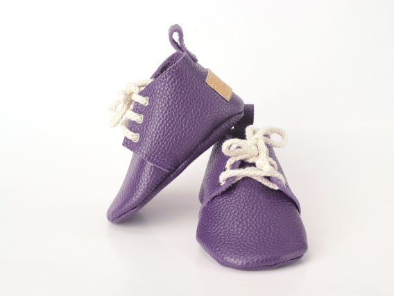 Genuine leather lilac baby shoe soft sole handmade infant moccasins zapato bebé lila cuero genuino suela blanda echtes Leder flieder Baby Schuh weiche Sohle handgefertigt chaussure bébé lilas cuir véritable semelle souple fait main scarpa neonato lillà pelle vera suola morbida artigianale echt leren lila babyschoen zachte zool handgemaakt 淡紫色真皮婴儿鞋软底 ライラック本革ベビーシューズソフトソール बैंगनी असली चमड़ा बच्चे का जूता नरम حذاء طفل جلد أرجواني ناعم sapato bebê lilás couro legítimo macio 라일락 천연 가죽 베이비 슈즈 소프트