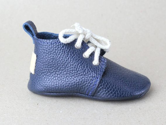 Navy blue leather baby shoe moccasins soft sole handmade zapatos bebé azul marino cuero mocasines dunkelblau Leder Baby Schuhe Mokassins weich chaussures bébé bleu marine cuir mocassins semelle souple scarpe neonato blu navy pelle mocassini suola morbida donkerblauw leren babyschoen moccasins zachte zool 海军蓝皮革婴儿鞋软底 ネイビーブルーレザーベビーシューズモカシン नेवी ब्लू चमड़ा बच्चे के जूते नरम حذاء طفل جلد أزرق كحلي ناعم sapato bebê couro azul marinho sola macia 네이비 블루 가죽 베이비 슈즈 모카신 Navy blue leather baby shoe moccasins soft sole handmade zapatos bebé azul marino cuero mocasines dunkelblau Leder Baby Schuhe Mokassins weich chaussures bébé bleu marine cuir mocassins semelle souple scarpe neonato blu navy pelle mocassini suola morbida donkerblauw leren babyschoen moccasins zachte zool 海军蓝皮革婴儿鞋软底 ネイビーブルーレザーベビーシューズモカシン नेवी ब्लू चमड़ा बच्चे के जूते नरम حذاء طفل جلد أزرق كحلي ناعم sapato bebê couro azul marinho sola macia 네이비 블루 가죽 베이비 슈즈 모카신