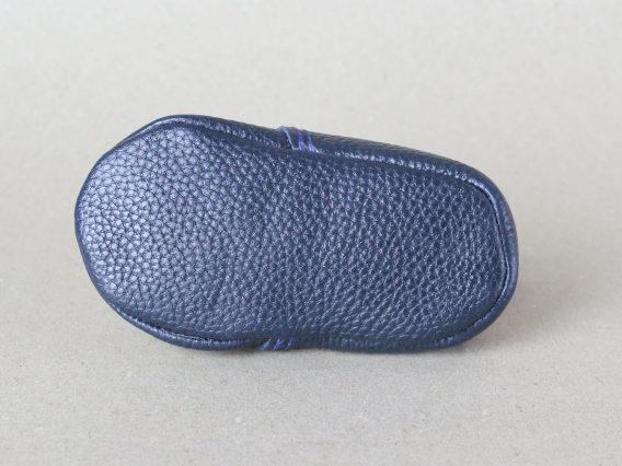 Navy blue leather baby shoe moccasins soft sole handmade zapatos bebé azul marino cuero mocasines dunkelblau Leder Baby Schuhe Mokassins weich chaussures bébé bleu marine cuir mocassins semelle souple scarpe neonato blu navy pelle mocassini suola morbida donkerblauw leren babyschoen moccasins zachte zool 海军蓝皮革婴儿鞋软底 ネイビーブルーレザーベビーシューズモカシン नेवी ब्लू चमड़ा बच्चे के जूते नरम حذاء طفل جلد أزرق كحلي ناعم sapato bebê couro azul marinho sola macia 네이비 블루 가죽 베이비 슈즈 모카신 Navy blue leather baby shoe moccasins soft sole handmade zapatos bebé azul marino cuero mocasines dunkelblau Leder Baby Schuhe Mokassins weich chaussures bébé bleu marine cuir mocassins semelle souple scarpe neonato blu navy pelle mocassini suola morbida donkerblauw leren babyschoen moccasins zachte zool 海军蓝皮革婴儿鞋软底 ネイビーブルーレザーベビーシューズモカシン नेवी ब्लू चमड़ा बच्चे के जूते नरम حذاء طفل جلد أزرق كحلي ناعم sapato bebê couro azul marinho sola macia 네이비 블루 가죽 베이비 슈즈 모카신