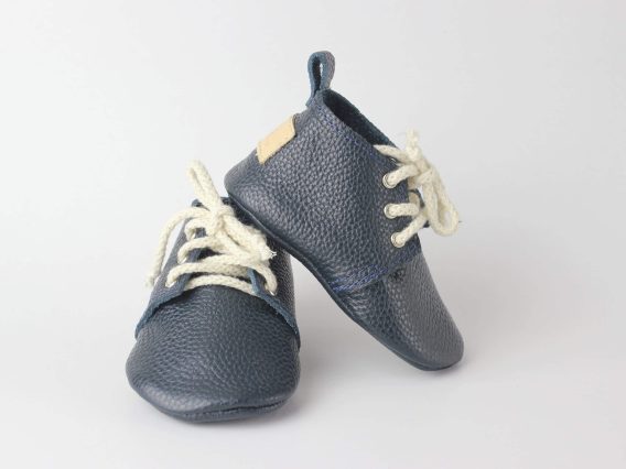 Navy blue leather baby shoe moccasins soft sole handmade zapatos bebé azul marino cuero mocasines dunkelblau Leder Baby Schuhe Mokassins weich chaussures bébé bleu marine cuir mocassins semelle souple scarpe neonato blu navy pelle mocassini suola morbida donkerblauw leren babyschoen moccasins zachte zool 海军蓝皮革婴儿鞋软底 ネイビーブルーレザーベビーシューズモカシン नेवी ब्लू चमड़ा बच्चे के जूते नरम حذاء طفل جلد أزرق كحلي ناعم sapato bebê couro azul marinho sola macia 네이비 블루 가죽 베이비 슈즈 모카신 Navy blue leather baby shoe moccasins soft sole handmade zapatos bebé azul marino cuero mocasines dunkelblau Leder Baby Schuhe Mokassins weich chaussures bébé bleu marine cuir mocassins semelle souple scarpe neonato blu navy pelle mocassini suola morbida donkerblauw leren babyschoen moccasins zachte zool 海军蓝皮革婴儿鞋软底 ネイビーブルーレザーベビーシューズモカシン नेवी ब्लू चमड़ा बच्चे के जूते नरम حذاء طفل جلد أزرق كحلي ناعم sapato bebê couro azul marinho sola macia 네이비 블루 가죽 베이비 슈즈 모카신