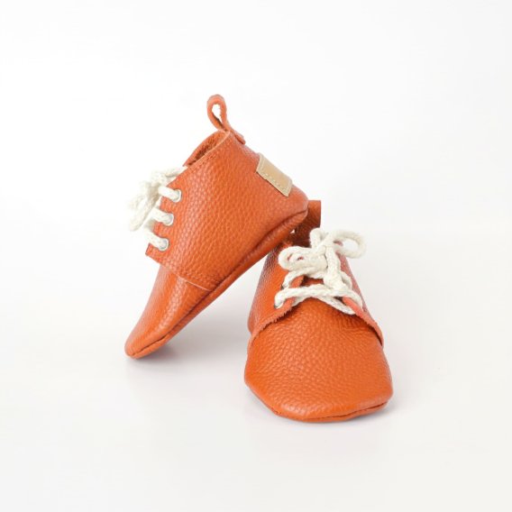 Handmade Orange Genuine Leather Soft Sole Baby Shoes Patucos bebé cuero naranja suela blanda Orange Leder Babyschuhe weiche Sohle Chaussons bébé cuir orange semelle souple Scarpine neonato pelle arancione suola morbida Oranje leren babyslofjes zachte zool 手工橙色真皮软底婴儿鞋 オレンジ本革ベビーシューズソフトソール नारंगी चमड़े के बेबी जूते नरम तलवा حذاء أطفال جلد برتقالي ناعم Sapatinho bebê couro laranja sola macia 오렌지 천연 가죽 아기 신발 소프트 솔