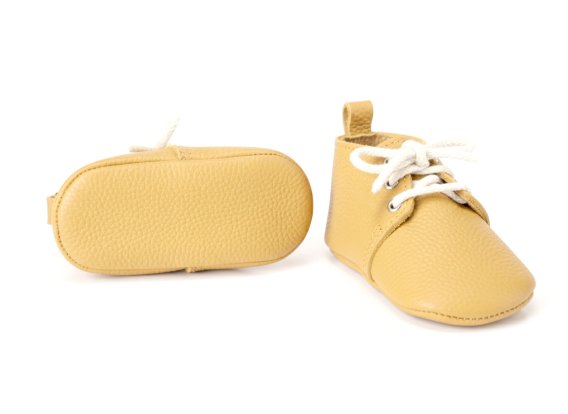 Handmade Yellow Genuine Leather Soft Sole Baby Moccasins Patucos bebé cuero amarillo suela blanda Gelbe Leder Babyschuhe weiche Sohle Chaussons bébé cuir jaune semelle souple Scarpine neonato pelle gialla suola morbida Gele leren babyslofjes zachte zool 手工黄色真皮软底婴儿学步鞋 黄色の本革ベビーモカシンソフトソール पीला असली लेदर बेबी जूते नरम सोल حذاء أطفال موكاسين جلد أصفر ناعم Sapatinho bebê couro amarelo sola macia 옐로우 천연 가죽 아기 모카신 소프트 솔 Handmade Yellow Genuine Leather Soft Sole Baby Moccasins Patucos bebé cuero amarillo suela blanda Gelbe Leder Babyschuhe weiche Sohle Chaussons bébé cuir jaune semelle souple Scarpine neonato pelle gialla suola morbida Gele leren babyslofjes zachte zool 手工黄色真皮软底婴儿学步鞋 黄色の本革ベビーモカシンソフトソール पीला असली लेदर बेबी जूते नरम सोल حذاء أطفال موكاسين جلد أصفر ناعم Sapatinho bebê couro amarelo sola macia 옐로우 천연 가죽 아기 모카신 소프트 솔