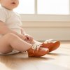 Handmade Orange Genuine Leather Soft Sole Baby Shoes Patucos bebé cuero naranja suela blanda Orange Leder Babyschuhe weiche Sohle Chaussons bébé cuir orange semelle souple Scarpine neonato pelle arancione suola morbida Oranje leren babyslofjes zachte zool 手工橙色真皮软底婴儿鞋 オレンジ本革ベビーシューズソフトソール नारंगी चमड़े के बेबी जूते नरम तलवा حذاء أطفال جلد برتقالي ناعم Sapatinho bebê couro laranja sola macia 오렌지 천연 가죽 아기 신발 소프트 솔