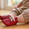 Red leather baby moccasins shoes soft sole handmade infant zapatos bebé rojos cuero mocasines suela blanda rote Leder Baby Mokassins weiche Sohle handgefertigt chaussures bébé rouges cuir mocassins semelle souple scarpe neonato rosse pelle mocassini suola morbida artigianale rode leren baby moccasins zachte zool 红色皮革婴儿鞋软底 赤いレザーベビーモカシンソフトソール लाल चमड़ा बच्चे के जूते नरम حذاء طفل جلد أحمر ناعم sapato bebê vermelho couro sola macia 레드 가죽 베이비 모카신 소프트