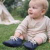 Navy blue leather baby shoe moccasins soft sole handmade zapatos bebé azul marino cuero mocasines dunkelblau Leder Baby Schuhe Mokassins weich chaussures bébé bleu marine cuir mocassins semelle souple scarpe neonato blu navy pelle mocassini suola morbida donkerblauw leren babyschoen moccasins zachte zool 海军蓝皮革婴儿鞋软底 ネイビーブルーレザーベビーシューズモカシン नेवी ब्लू चमड़ा बच्चे के जूते नरम حذاء طفل جلد أزرق كحلي ناعم sapato bebê couro azul marinho sola macia 네이비 블루 가죽 베이비 슈즈 모카신 Navy blue leather baby shoe moccasins soft sole handmade zapatos bebé azul marino cuero mocasines dunkelblau Leder Baby Schuhe Mokassins weich chaussures bébé bleu marine cuir mocassins semelle souple scarpe neonato blu navy pelle mocassini suola morbida donkerblauw leren babyschoen moccasins zachte zool 海军蓝皮革婴儿鞋软底 ネイビーブルーレザーベビーシューズモカシン नेवी ब्लू चमड़ा बच्चे के जूते नरम حذاء طفل جلد أزرق كحلي ناعم sapato bebê couro azul marinho sola macia 네이비 블루 가죽 베이비 슈즈 모카신