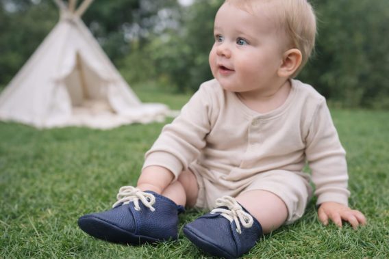 Navy blue leather baby shoe moccasins soft sole handmade zapatos bebé azul marino cuero mocasines dunkelblau Leder Baby Schuhe Mokassins weich chaussures bébé bleu marine cuir mocassins semelle souple scarpe neonato blu navy pelle mocassini suola morbida donkerblauw leren babyschoen moccasins zachte zool 海军蓝皮革婴儿鞋软底 ネイビーブルーレザーベビーシューズモカシン नेवी ब्लू चमड़ा बच्चे के जूते नरम حذاء طفل جلد أزرق كحلي ناعم sapato bebê couro azul marinho sola macia 네이비 블루 가죽 베이비 슈즈 모카신 Navy blue leather baby shoe moccasins soft sole handmade zapatos bebé azul marino cuero mocasines dunkelblau Leder Baby Schuhe Mokassins weich chaussures bébé bleu marine cuir mocassins semelle souple scarpe neonato blu navy pelle mocassini suola morbida donkerblauw leren babyschoen moccasins zachte zool 海军蓝皮革婴儿鞋软底 ネイビーブルーレザーベビーシューズモカシン नेवी ब्लू चमड़ा बच्चे के जूते नरम حذاء طفل جلد أزرق كحلي ناعم sapato bebê couro azul marinho sola macia 네이비 블루 가죽 베이비 슈즈 모카신