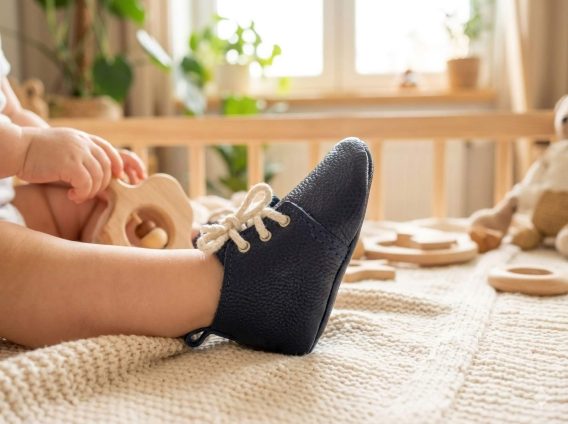Navy blue leather baby shoe moccasins soft sole handmade zapatos bebé azul marino cuero mocasines dunkelblau Leder Baby Schuhe Mokassins weich chaussures bébé bleu marine cuir mocassins semelle souple scarpe neonato blu navy pelle mocassini suola morbida donkerblauw leren babyschoen moccasins zachte zool 海军蓝皮革婴儿鞋软底 ネイビーブルーレザーベビーシューズモカシン नेवी ब्लू चमड़ा बच्चे के जूते नरम حذاء طفل جلد أزرق كحلي ناعم sapato bebê couro azul marinho sola macia 네이비 블루 가죽 베이비 슈즈 모카신 Navy blue leather baby shoe moccasins soft sole handmade zapatos bebé azul marino cuero mocasines dunkelblau Leder Baby Schuhe Mokassins weich chaussures bébé bleu marine cuir mocassins semelle souple scarpe neonato blu navy pelle mocassini suola morbida donkerblauw leren babyschoen moccasins zachte zool 海军蓝皮革婴儿鞋软底 ネイビーブルーレザーベビーシューズモカシン नेवी ब्लू चमड़ा बच्चे के जूते नरम حذاء طفل جلد أزرق كحلي ناعم sapato bebê couro azul marinho sola macia 네이비 블루 가죽 베이비 슈즈 모카신