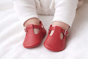 Red real leather baby shoes Moccasins Slippers boy girl Rote Babyschuhe aus echtem Leder Mokassins Hausschuhe Jungen Mädchen Chaussons bébé en cuir véritable rouge mocassins garçon fille Zapatos de bebé de cuero real rojo mocasines pantuflas niño niña Scarpe neonato in vera pelle rossa mocassini pantofole bambino bambina Rode echt leren babyschoentjes mocassins sloffen jongen meisje レッドの本革ベビーシューズ モカシン スリッパ 男の子 女の子 红色真皮婴儿鞋莫卡辛鞋拖鞋男童女童 Red real leather baby shoes Moccasins Slippers boy girl Rote Babyschuhe aus echtem Leder Mokassins Hausschuhe Jungen Mädchen Chaussons bébé en cuir véritable rouge mocassins garçon fille Zapatos de bebé de cuero real rojo mocasines pantuflas niño niña Scarpe neonato in vera pelle rossa mocassini pantofole bambino bambina Rode echt leren babyschoentjes mocassins sloffen jongen meisje レッドの本革ベビーシューズ モカシン スリッパ 男の子 女の子 红色真皮婴儿鞋莫卡辛鞋拖鞋男童女童