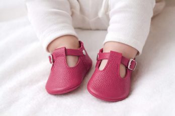 Pink real leather baby shoes Moccasins Slippers Infant Toddlers Newborn Gift Rosa Leder-Babyschuhe Mokassins Geschenk Chaussons bébé cuir rose mocassins cadeau Zapatos bebé cuero rosa mocasines regalo Scarpe neonato pelle rosa mocassini regalo Roze leren babyschoentjes mocassins cadeau ピンクの本革ベビーシューズ モカシン ギフト 粉色真皮婴儿鞋莫卡辛鞋礼品