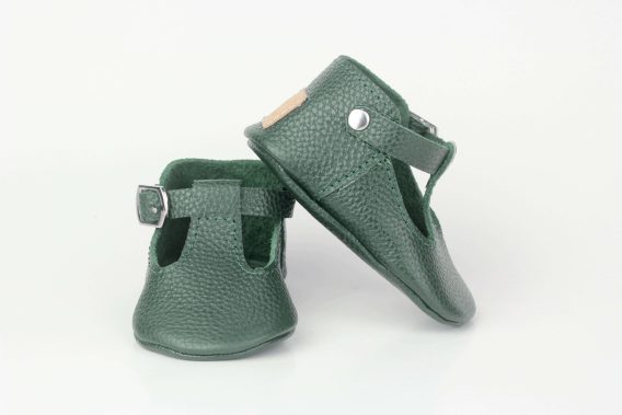 Green real leather baby shoes Moccasins Slippers boy girl Grüne Babyschuhe aus echtem Leder Mokassins Hausschuhe Jungen Mädchen Chaussons bébé en cuir véritable vert mocassins garçon fille Zapatos de bebé de cuero real verde mocasines pantuflas niño niña Scarpe neonato in vera pelle verde mocassini pantofole bambino bambina Groene echt leren babyschoentjes mocassins sloffen jongen meisje グリーンの本革ベビーシューズ モカシン スリッパ 男の子 女の子 绿色真皮婴儿鞋莫卡辛鞋拖鞋男童女童