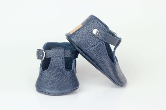 Navy blue leather baby shoes moccasins slippers Marineblaue Babyschuhe aus Leder Mokassins Hausschuhe Chaussons bébé en cuir bleu marine mocassins Zapatos de bebé de cuero azul marino mocasines pantuflas Scarpe neonato in pelle blu navy mocassini pantofole Marineblauwe leren babyschoentjes mocassins sloffen ネイビーブルーのレザーベビーシューズ モカシン スリッパ 海军蓝皮革婴儿鞋莫卡辛鞋拖鞋