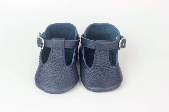 Navy blue leather baby shoes moccasins slippers Marineblaue Babyschuhe aus Leder Mokassins Hausschuhe Chaussons bébé en cuir bleu marine mocassins Zapatos de bebé de cuero azul marino mocasines pantuflas Scarpe neonato in pelle blu navy mocassini pantofole Marineblauwe leren babyschoentjes mocassins sloffen ネイビーブルーのレザーベビーシューズ モカシン スリッパ 海军蓝皮革婴儿鞋莫卡辛鞋拖鞋