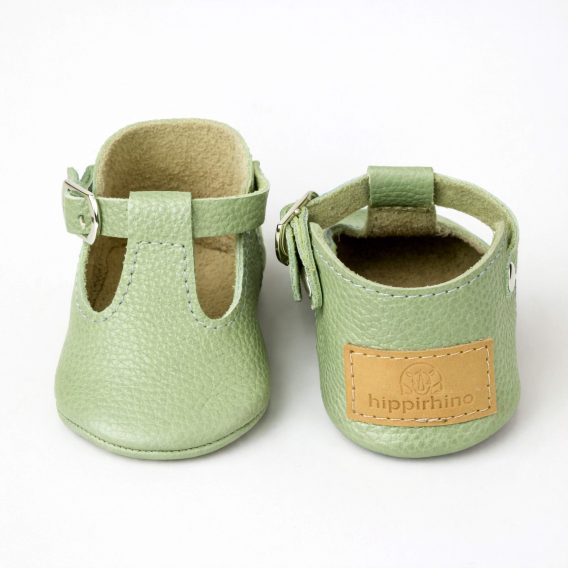 Mint green real leather baby shoes Moccasins Slippers boy girl Infant Toddlers Newborn Mintgrüne Babyschuhe aus echtem Leder Mokassins Jungen Mädchen Chaussons bébé en cuir véritable vert menthe mocassins garçon fille Zapatos de bebé de cuero verde menta mocasines niño niña Scarpe neonato in vera pelle verde menta mocassini bambino bambina Muntgroene echt leren babyschoentjes mocassins sloffen ミントグリーンの本革ベビーシューズ モカシン スリッパ 男の子 女の子 薄荷绿真皮婴儿鞋莫卡辛鞋拖鞋男童女童