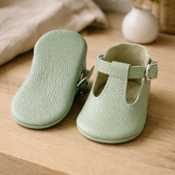 Mint green real leather baby shoes Moccasins Slippers boy girl Infant Toddlers Newborn Mintgrüne Babyschuhe aus echtem Leder Mokassins Jungen Mädchen Chaussons bébé en cuir véritable vert menthe mocassins garçon fille Zapatos de bebé de cuero verde menta mocasines niño niña Scarpe neonato in vera pelle verde menta mocassini bambino bambina Muntgroene echt leren babyschoentjes mocassins sloffen ミントグリーンの本革ベビーシューズ モカシン スリッパ 男の子 女の子 薄荷绿真皮婴儿鞋莫卡辛鞋拖鞋男童女童