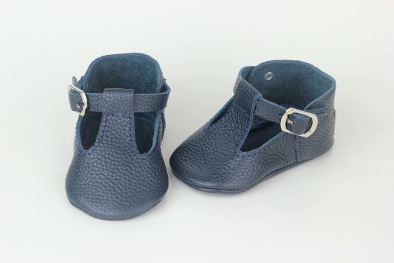 Navy blue leather baby shoes moccasins slippers Marineblaue Babyschuhe aus Leder Mokassins Hausschuhe Chaussons bébé en cuir bleu marine mocassins Zapatos de bebé de cuero azul marino mocasines pantuflas Scarpe neonato in pelle blu navy mocassini pantofole Marineblauwe leren babyschoentjes mocassins sloffen ネイビーブルーのレザーベビーシューズ モカシン スリッパ 海军蓝皮革婴儿鞋莫卡辛鞋拖鞋