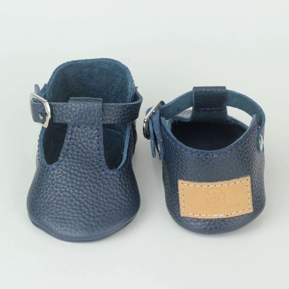 Navy blue leather baby shoes moccasins slippers Marineblaue Babyschuhe aus Leder Mokassins Hausschuhe Chaussons bébé en cuir bleu marine mocassins Zapatos de bebé de cuero azul marino mocasines pantuflas Scarpe neonato in pelle blu navy mocassini pantofole Marineblauwe leren babyschoentjes mocassins sloffen ネイビーブルーのレザーベビーシューズ モカシン スリッパ 海军蓝皮革婴儿鞋莫卡辛鞋拖鞋