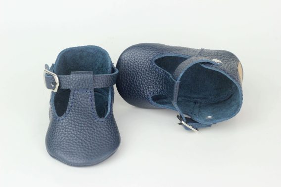 Navy blue leather baby shoes moccasins slippers Marineblaue Babyschuhe aus Leder Mokassins Hausschuhe Chaussons bébé en cuir bleu marine mocassins Zapatos de bebé de cuero azul marino mocasines pantuflas Scarpe neonato in pelle blu navy mocassini pantofole Marineblauwe leren babyschoentjes mocassins sloffen ネイビーブルーのレザーベビーシューズ モカシン スリッパ 海军蓝皮革婴儿鞋莫卡辛鞋拖鞋