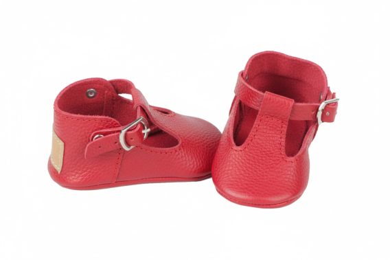Red real leather baby shoes Moccasins Slippers boy girl Rote Babyschuhe aus echtem Leder Mokassins Hausschuhe Jungen Mädchen Chaussons bébé en cuir véritable rouge mocassins garçon fille Zapatos de bebé de cuero real rojo mocasines pantuflas niño niña Scarpe neonato in vera pelle rossa mocassini pantofole bambino bambina Rode echt leren babyschoentjes mocassins sloffen jongen meisje レッドの本革ベビーシューズ モカシン スリッパ 男の子 女の子 红色真皮婴儿鞋莫卡辛鞋拖鞋男童女童