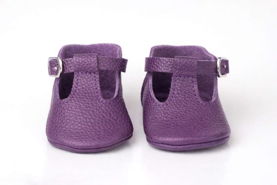 Lilac real leather baby shoes Moccasins Slippers boy girl Fliederfarbene Babyschuhe aus echtem Leder Mokassins Hausschuhe Jungen Mädchen Chaussons bébé en cuir véritable lilas mocassins garçon fille Zapatos de bebé de cuero real lila mocasines pantuflas niño niña Scarpe neonato in vera pelle lilla mocassini pantofole bambino bambina Lila echt leren babyschoentjes mocassins sloffen jongen meisje ライラックの本革ベビーシューズ モカシン スリッパ 男の子 女の子 丁香紫真皮婴儿鞋莫卡辛鞋拖鞋男童女童 Lilac real leather baby shoes Moccasins Slippers boy girl Fliederfarbene Babyschuhe aus echtem Leder Mokassins Hausschuhe Jungen Mädchen Chaussons bébé en cuir véritable lilas mocassins garçon fille Zapatos de bebé de cuero real lila mocasines pantuflas niño niña Scarpe neonato in vera pelle lilla mocassini pantofole bambino bambina Lila echt leren babyschoentjes mocassins sloffen jongen meisje ライラックの本革ベビーシューズ モカシン スリッパ 男の子 女の子 丁香紫真皮婴儿鞋莫卡辛鞋拖鞋男童女童