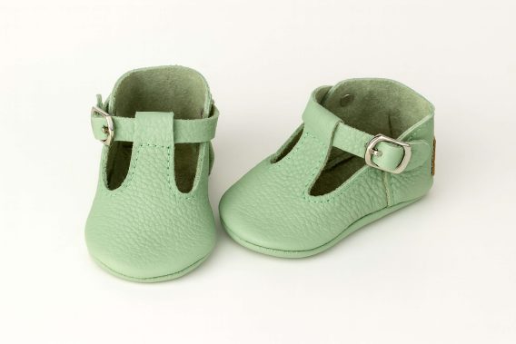 Mint green real leather baby shoes Moccasins Slippers boy girl Infant Toddlers Newborn Mintgrüne Babyschuhe aus echtem Leder Mokassins Jungen Mädchen Chaussons bébé en cuir véritable vert menthe mocassins garçon fille Zapatos de bebé de cuero verde menta mocasines niño niña Scarpe neonato in vera pelle verde menta mocassini bambino bambina Muntgroene echt leren babyschoentjes mocassins sloffen ミントグリーンの本革ベビーシューズ モカシン スリッパ 男の子 女の子 薄荷绿真皮婴儿鞋莫卡辛鞋拖鞋男童女童