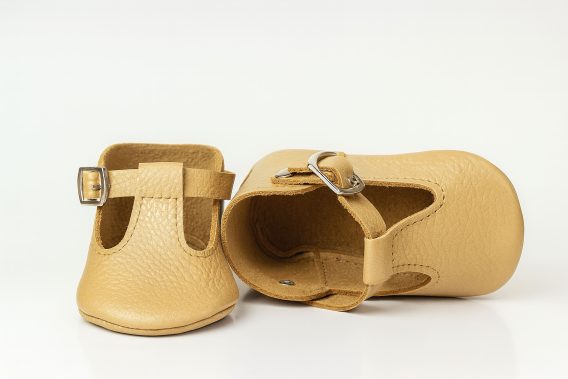 Yellow real leather baby shoes Moccasins Slippers Gelbe Babyschuhe aus echtem Leder Mokassins Hausschuhe Chaussons bébé en cuir véritable jaune mocassins Zapatos de bebé de cuero real amarillo mocasines pantuflas Scarpe neonato in vera pelle gialla mocassini pantofole Gele echt leren babyschoentjes mocassins sloffen イエローの本革ベビーシューズ モカシン スリッパ 黄色真皮婴儿鞋莫卡辛鞋拖鞋