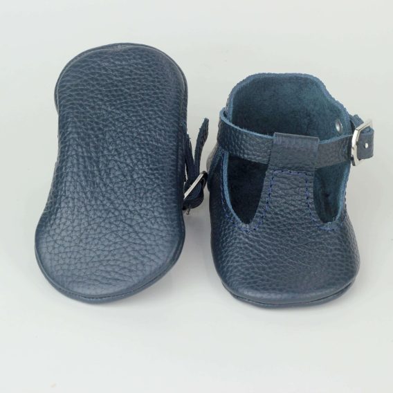 Navy blue leather baby shoes moccasins slippers Marineblaue Babyschuhe aus Leder Mokassins Hausschuhe Chaussons bébé en cuir bleu marine mocassins Zapatos de bebé de cuero azul marino mocasines pantuflas Scarpe neonato in pelle blu navy mocassini pantofole Marineblauwe leren babyschoentjes mocassins sloffen ネイビーブルーのレザーベビーシューズ モカシン スリッパ 海军蓝皮革婴儿鞋莫卡辛鞋拖鞋