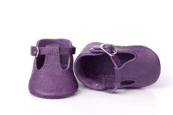 Lilac real leather baby shoes Moccasins Slippers boy girl Fliederfarbene Babyschuhe aus echtem Leder Mokassins Hausschuhe Jungen Mädchen Chaussons bébé en cuir véritable lilas mocassins garçon fille Zapatos de bebé de cuero real lila mocasines pantuflas niño niña Scarpe neonato in vera pelle lilla mocassini pantofole bambino bambina Lila echt leren babyschoentjes mocassins sloffen jongen meisje ライラックの本革ベビーシューズ モカシン スリッパ 男の子 女の子 丁香紫真皮婴儿鞋莫卡辛鞋拖鞋男童女童