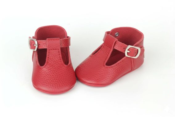 Red real leather baby shoes Moccasins Slippers boy girl Rote Babyschuhe aus echtem Leder Mokassins Hausschuhe Jungen Mädchen Chaussons bébé en cuir véritable rouge mocassins garçon fille Zapatos de bebé de cuero real rojo mocasines pantuflas niño niña Scarpe neonato in vera pelle rossa mocassini pantofole bambino bambina Rode echt leren babyschoentjes mocassins sloffen jongen meisje レッドの本革ベビーシューズ モカシン スリッパ 男の子 女の子 红色真皮婴儿鞋莫卡辛鞋拖鞋男童女童