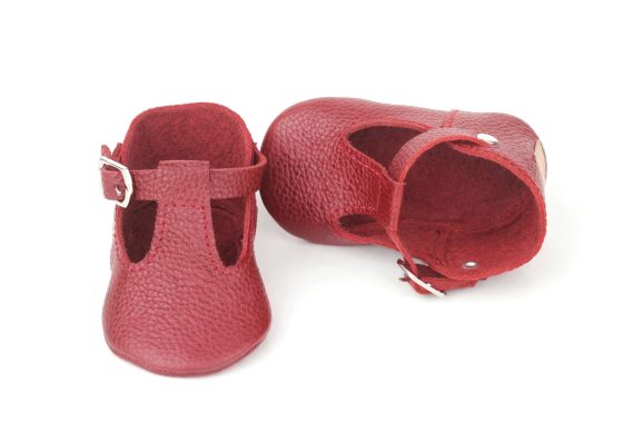 Red real leather baby shoes Moccasins Slippers boy girl Rote Babyschuhe aus echtem Leder Mokassins Hausschuhe Jungen Mädchen Chaussons bébé en cuir véritable rouge mocassins garçon fille Zapatos de bebé de cuero real rojo mocasines pantuflas niño niña Scarpe neonato in vera pelle rossa mocassini pantofole bambino bambina Rode echt leren babyschoentjes mocassins sloffen jongen meisje レッドの本革ベビーシューズ モカシン スリッパ 男の子 女の子 红色真皮婴儿鞋莫卡辛鞋拖鞋男童女童
