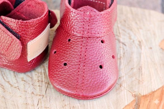 Red leather baby shoes soft sole moccasins handmade zapatos bebé rojos cuero suela blanda mocasines rote Leder Baby Schuhe weiche Sohle Mokassins handgefertigt chaussures bébé rouges cuir semelle souple mocassins scarpe neonato rosse pelle suola morbida mocassini artigianale rode leren babyschoen zachte zool moccasins handgemaakt 红色皮革婴儿鞋软底手工 赤いレザーベビーシューズソフトソール लाल चमड़ा जूते नरम हस्तनिर्मित أحذية طفل حمراء جلد ناعمة صنع يدوي sapatos bebê vermelho couro sola macia 레드 가죽 베이비 슈즈 소프트 수제