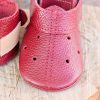 Red leather baby shoes soft sole moccasins handmade zapatos bebé rojos cuero suela blanda mocasines rote Leder Baby Schuhe weiche Sohle Mokassins handgefertigt chaussures bébé rouges cuir semelle souple mocassins scarpe neonato rosse pelle suola morbida mocassini artigianale rode leren babyschoen zachte zool moccasins handgemaakt 红色皮革婴儿鞋软底手工 赤いレザーベビーシューズソフトソール लाल चमड़ा जूते नरम हस्तनिर्मित أحذية طفل حمراء جلد ناعمة صنع يدوي sapatos bebê vermelho couro sola macia 레드 가죽 베이비 슈즈 소프트 수제