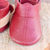 Red leather baby shoes soft sole moccasins handmade zapatos bebé rojos cuero suela blanda mocasines rote Leder Baby Schuhe weiche Sohle Mokassins handgefertigt chaussures bébé rouges cuir semelle souple mocassins scarpe neonato rosse pelle suola morbida mocassini artigianale rode leren babyschoen zachte zool moccasins handgemaakt 红色皮革婴儿鞋软底手工 赤いレザーベビーシューズソフトソール लाल चमड़ा जूते नरम हस्तनिर्मित أحذية طفل حمراء جلد ناعمة صنع يدوي sapatos bebê vermelho couro sola macia 레드 가죽 베이비 슈즈 소프트 수제