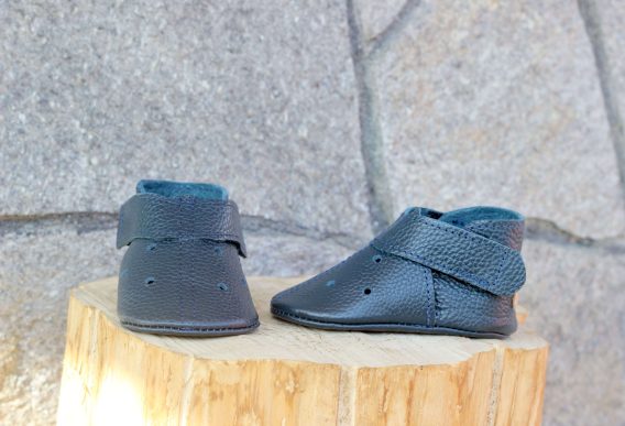 Navy blue leather baby shoe perforated soft sole moccasins zapato bebé azul marino cuero perforado suela blanda dunkelblau Leder Baby Schuh perforiert weiche Sohle chaussure bébé bleu marine cuir perforé semelle souple scarpa neonato blu navy pelle traforata suola morbida donkerblauw leren babyschoen geperforeerd zachte zool 海军蓝皮革婴儿鞋打孔软底 ネイビーレザーベビーシューズパンチング नेवी चमड़ा बच्चे के जूते छिद्रित नरम حذاء طفل أزرق مثقب ناعم sapato bebê azul marinho couro perfurado 네이비 가죽 베이비 슈즈 펀칭 소프트