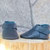 Navy blue leather baby shoe perforated soft sole moccasins zapato bebé azul marino cuero perforado suela blanda dunkelblau Leder Baby Schuh perforiert weiche Sohle chaussure bébé bleu marine cuir perforé semelle souple scarpa neonato blu navy pelle traforata suola morbida donkerblauw leren babyschoen geperforeerd zachte zool 海军蓝皮革婴儿鞋打孔软底 ネイビーレザーベビーシューズパンチング नेवी चमड़ा बच्चे के जूते छिद्रित नरम حذاء طفل أزرق مثقب ناعم sapato bebê azul marinho couro perfurado 네이비 가죽 베이비 슈즈 펀칭 소프트 Navy blue leather baby shoe perforated soft sole moccasins zapato bebé azul marino cuero perforado suela blanda dunkelblau Leder Baby Schuh perforiert weiche Sohle chaussure bébé bleu marine cuir perforé semelle souple scarpa neonato blu navy pelle traforata suola morbida donkerblauw leren babyschoen geperforeerd zachte zool 海军蓝皮革婴儿鞋打孔软底 ネイビーレザーベビーシューズパンチング नेवी चमड़ा बच्चे के जूते छिद्रित नरम حذاء طفل أزرق مثقب ناعم sapato bebê azul marinho couro perfurado 네이비 가죽 베이비 슈즈 펀칭 소프트