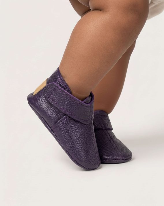 Leather baby shoes soft sole lilac moccasins handmade zapatos bebé cuero suela blanda lila mocasines Leder Baby Schuhe weiche Sohle flieder Mokassins chaussures bébé cuir semelle souple lilas mocassins scarpe neonato pelle suola morbida lillà mocassini leren babyschoen zachte zool lila moccasins 淡紫色皮革婴儿鞋软底 ライラックレザーベビーシューズソフトソール बैंगनी चमड़ा जूते नरम أحذية طفل أرجواني ناعمة sapatos bebê couro lilás sola macia 라일락 가죽 베이비 슈즈 소프트