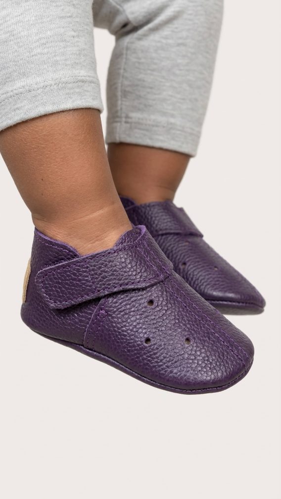 Leather baby shoes soft sole lilac moccasins handmade infant zapatos bebé cuero suela blanda lila mocasines Leder Baby Schuhe weiche Sohle flieder Mokassins handgefertigt chaussures bébé cuir semelle souple lilas mocassins fait main scarpe neonato pelle suola morbida lillà mocassini artigianale leren babyschoen zachte zool lila moccasins handgemaakt 淡紫色皮革婴儿鞋软底 ライラックレザーベビーシューズソフトソールモカシン बैंगनी चमड़ा बच्चे के जूते नरम हस्तनिर्मित أحذية طفل جلد أرجواني ناعمة صنع يدوي sapatos bebê couro sola macia lilás mocassim artesanal 라일락 가죽 베이비 슈즈 소프트 수제