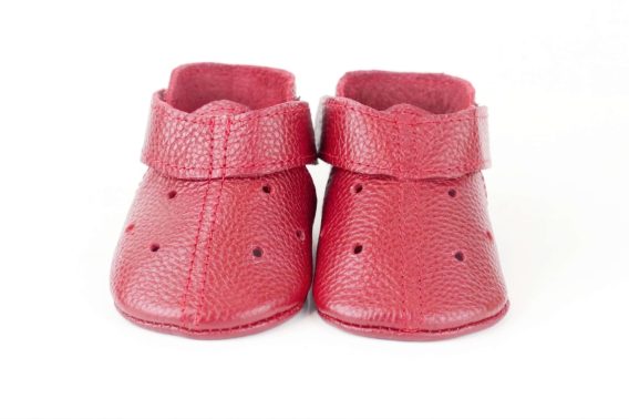 Red leather baby shoes soft sole moccasins handmade zapatos bebé rojos cuero suela blanda mocasines rote Leder Baby Schuhe weiche Sohle Mokassins handgefertigt chaussures bébé rouges cuir semelle souple mocassins scarpe neonato rosse pelle suola morbida mocassini artigianale rode leren babyschoen zachte zool moccasins handgemaakt 红色皮革婴儿鞋软底手工 赤いレザーベビーシューズソフトソール लाल चमड़ा जूते नरम हस्तनिर्मित أحذية طفل حمراء جلد ناعمة صنع يدوي sapatos bebê vermelho couro sola macia 레드 가죽 베이비 슈즈 소프트 수제